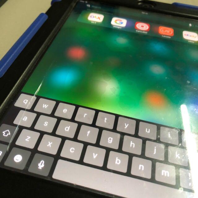 Apple ipad 4th gen (Category: iPad) located in Paranaque City. Submitted by surebuyer26 (Listing ID 170048192, Image 3). Description: 16gd Damaged touch screen Please see pics But still in good working condition Test to sawa Wala pong issue sa performance ng ipad Touch screen lang po yan Working po Ipad 4 Wifi only Lahat working Available hanggat nka post.