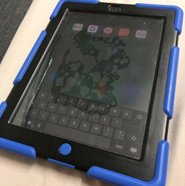 Apple ipad 4th gen (Category: iPad) located in Paranaque City. Submitted by surebuyer26 (Listing ID 170048192, Image 2). Description: 16gd Damaged touch screen Please see pics But still in good working condition Test to sawa Wala pong issue sa performance ng ipad Touch screen lang po yan Working po Ipad 4 Wifi only Lahat working Available hanggat nka post.