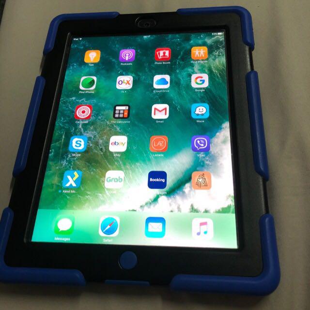Apple ipad 4th gen (Category: iPad) located in Paranaque City. Submitted by surebuyer26 (Listing ID 170048192, Image 1). Description: 16gd Damaged touch screen Please see pics But still in good working condition Test to sawa Wala pong issue sa performance ng ipad Touch screen lang po yan Working po Ipad 4 Wifi only Lahat working Available hanggat nka post.
