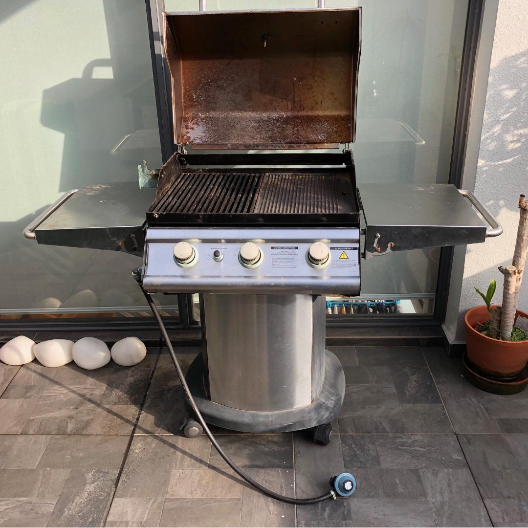 Aussie Roaster BBQ Grill with Esso Gas Cylinder