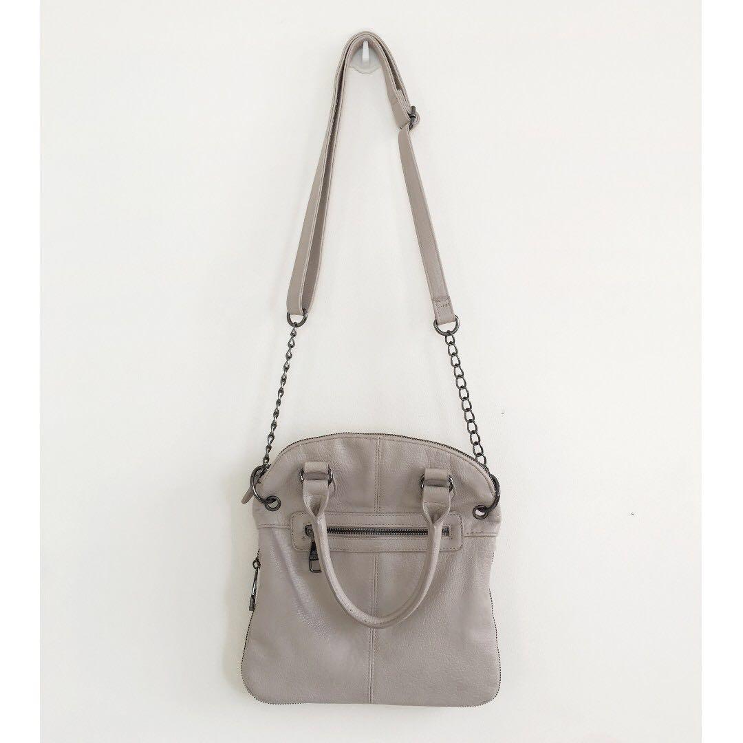 Authentic Steve Madden Expandable Sling Bag (Category: Cross-body Bags) located in Cebu City. Submitted by blacksheepx (Listing ID 174942581, Image 2). Description: ✨ Bought in the US. All items are authentic. - Browse detail photos for proof of quality. - Listed price is last price. 💌 dm for inquiries!.