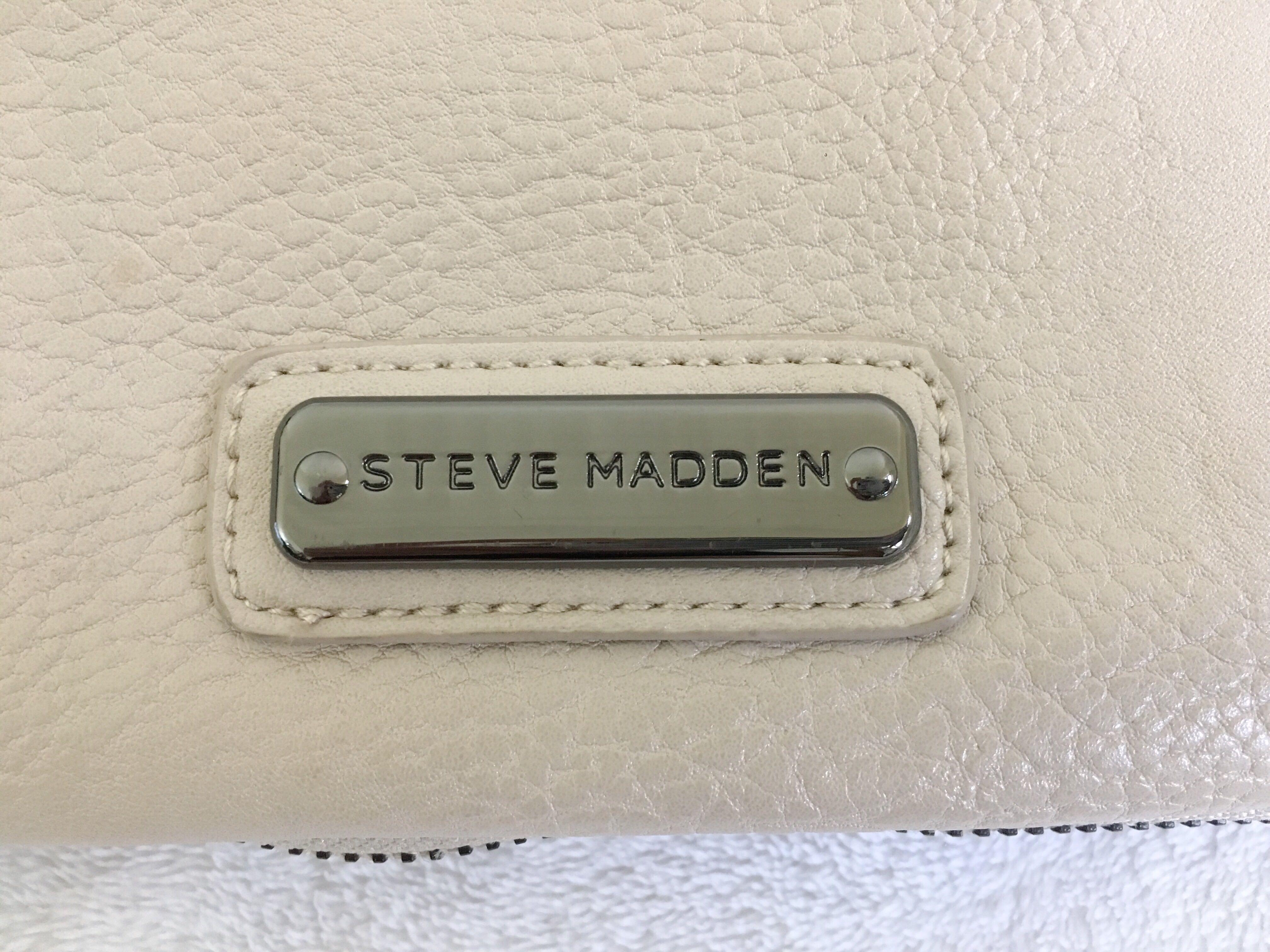 Authentic Steve Madden Expandable Sling Bag (Category: Cross-body Bags) located in Cebu City. Submitted by blacksheepx (Listing ID 174942581, Image 3). Description: ✨ Bought in the US. All items are authentic. - Browse detail photos for proof of quality. - Listed price is last price. 💌 dm for inquiries!.