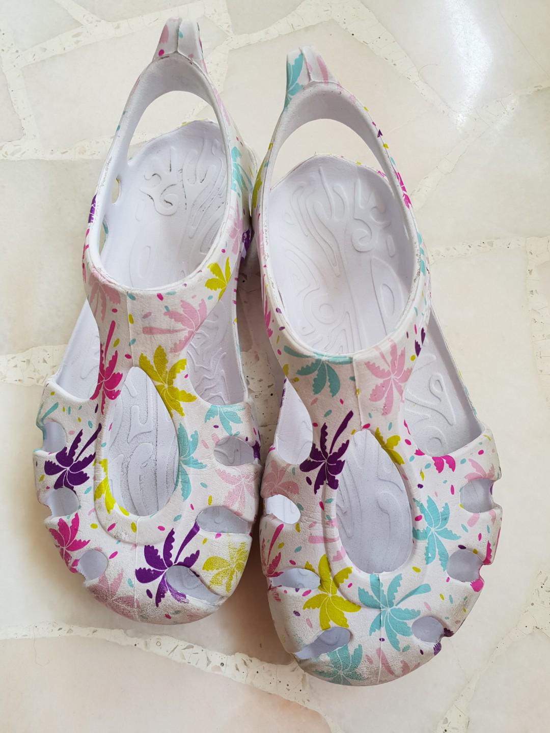 girls water shoes size 4