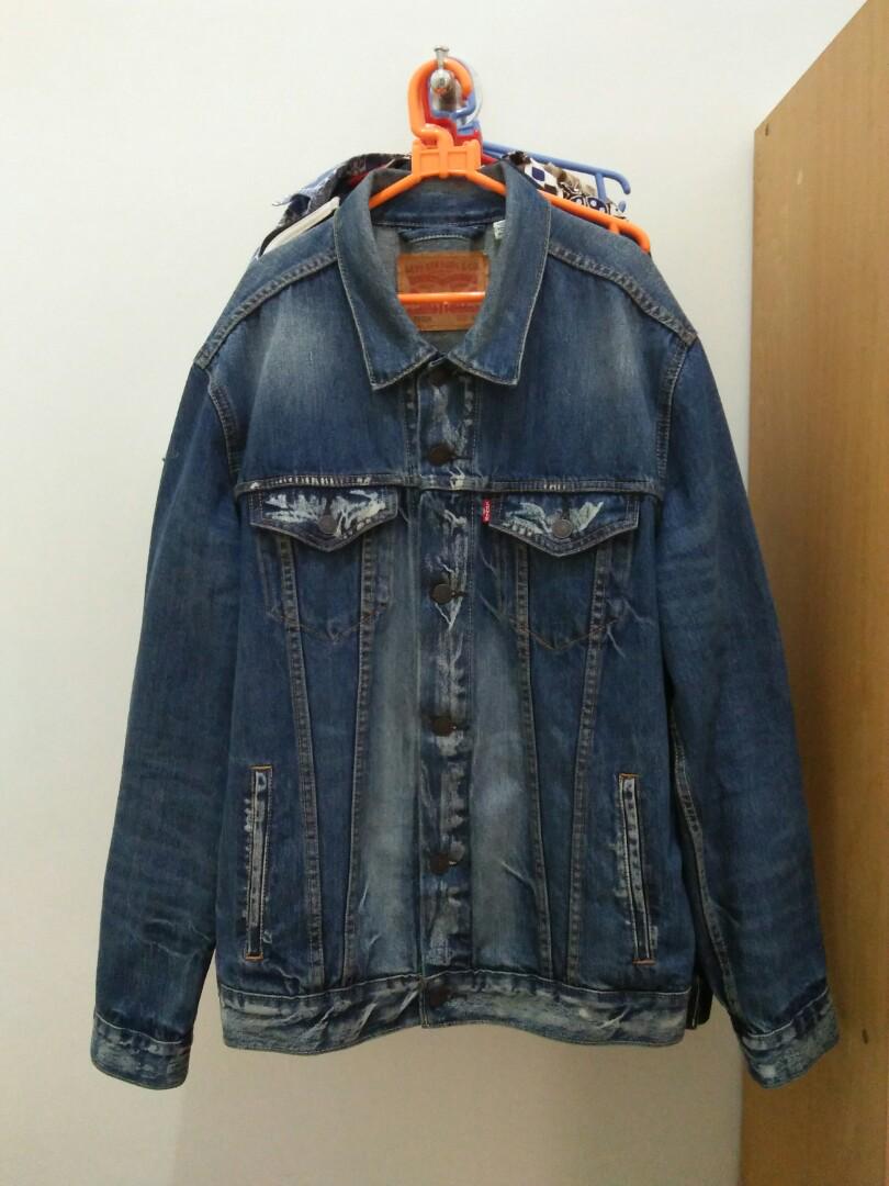 Levis trucker jacket danica Fesyen Pria Pakaian di Carousell