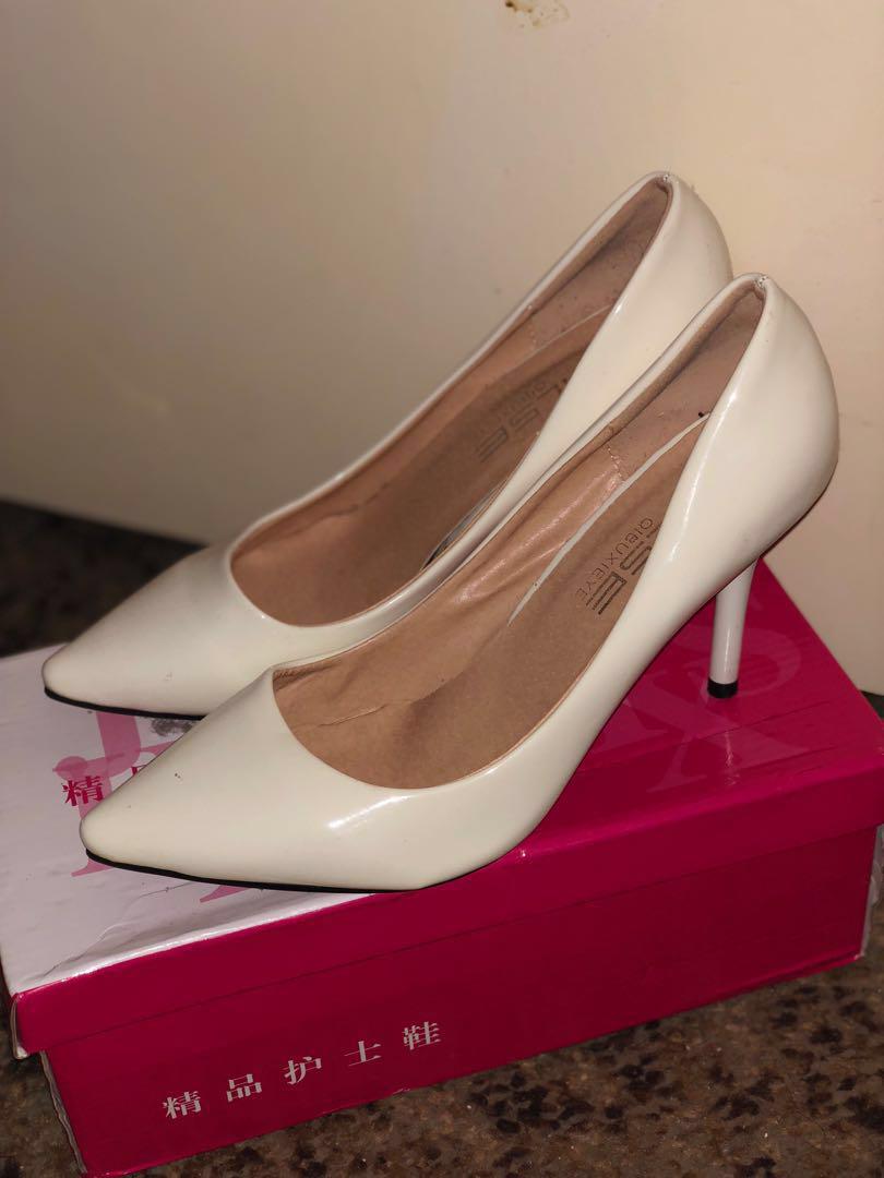 Heels w red bottoms shop