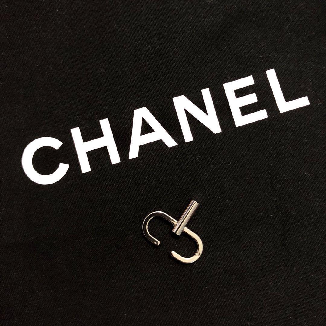 Clip to shorten Chanel bag strap , Luxury, Accessories on Carousell
