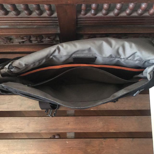 Tumi northlake deals expansion messenger bag