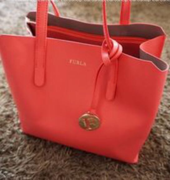 Sold at Auction: FURLA SALLY MEDIUM TOTE IN BURGUNDY LEATHER