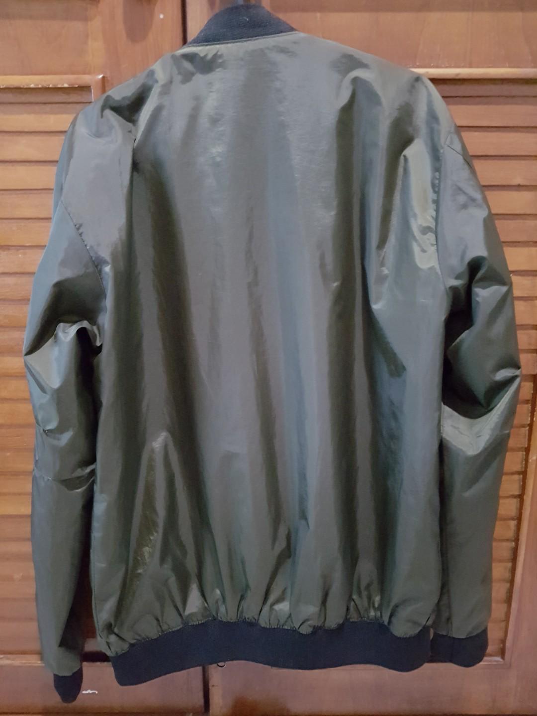 Bomber Jacket Erigo, Fesyen Pria, Pakaian di Carousell