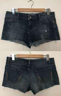 Short denim cut off shorts