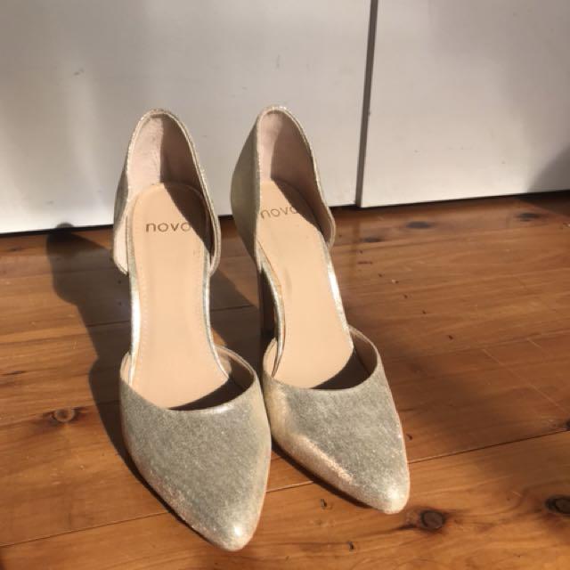 novo gold heels