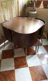 Table n 4 chirs....solidwood