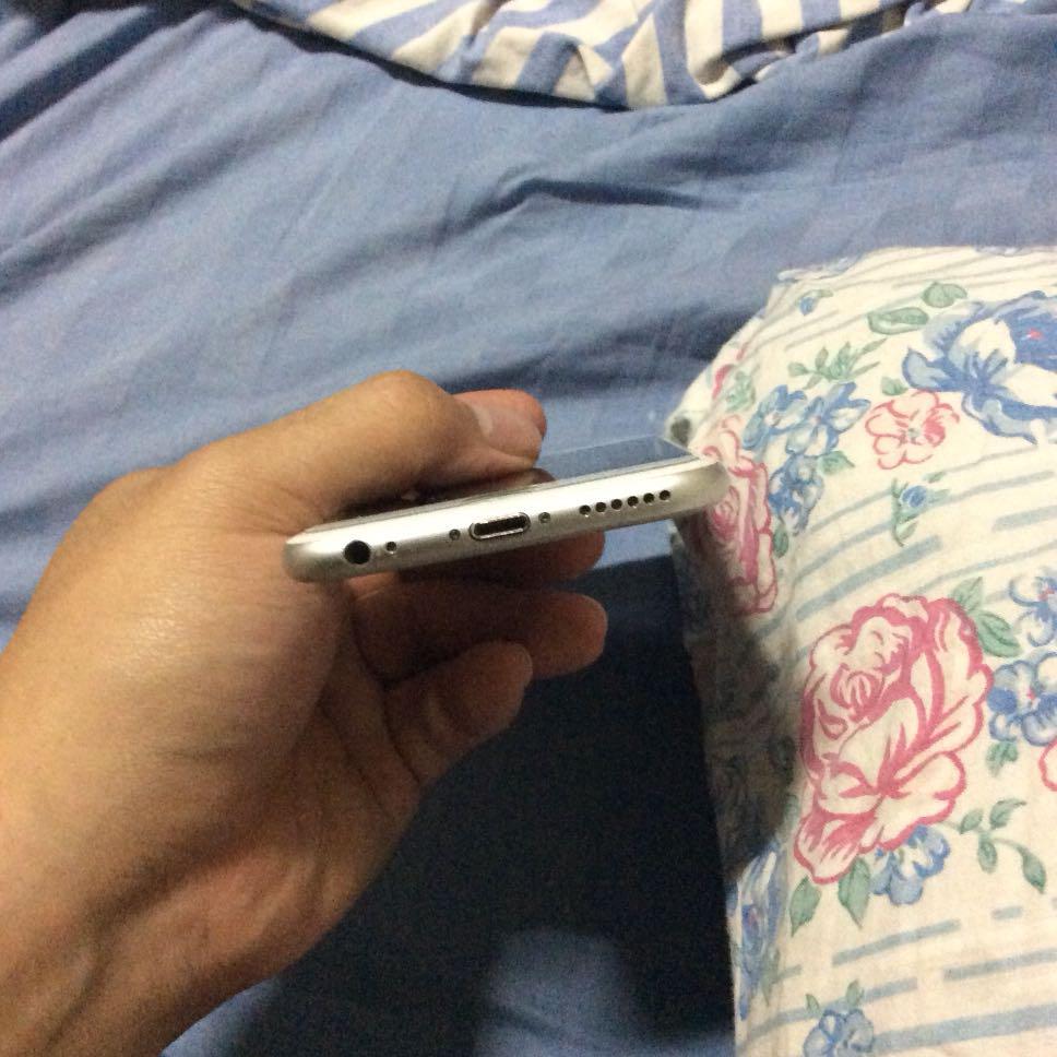 Iphone 6s 16gb factory unlock (Category: iPhone 6 Series) located in Quezon City. Submitted by luis0831 (Listing ID 175812350, Image 2). Description: For Sale Iphone 6s Silver FU. No issue Packaged with Orig Apple Earphones and Charger Rfs. Upgrade ng phone Samsung 11999 negotiable pa Meetup - Trinoma or Sm North or anywhere near QC Just text 09175394944.