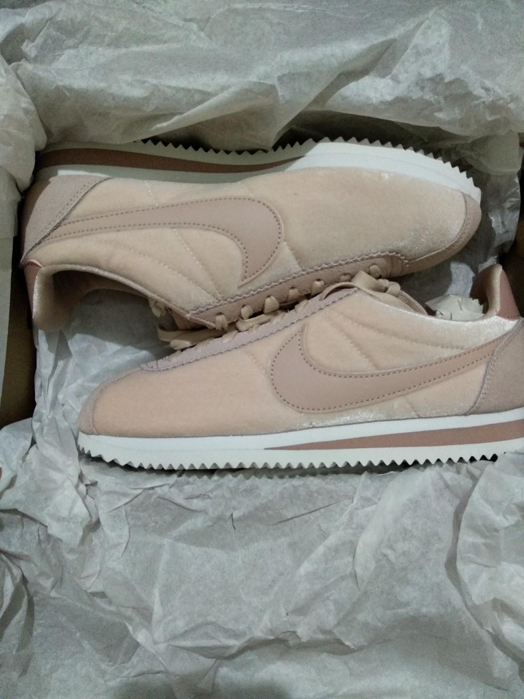 Nike cortez se particle beige top