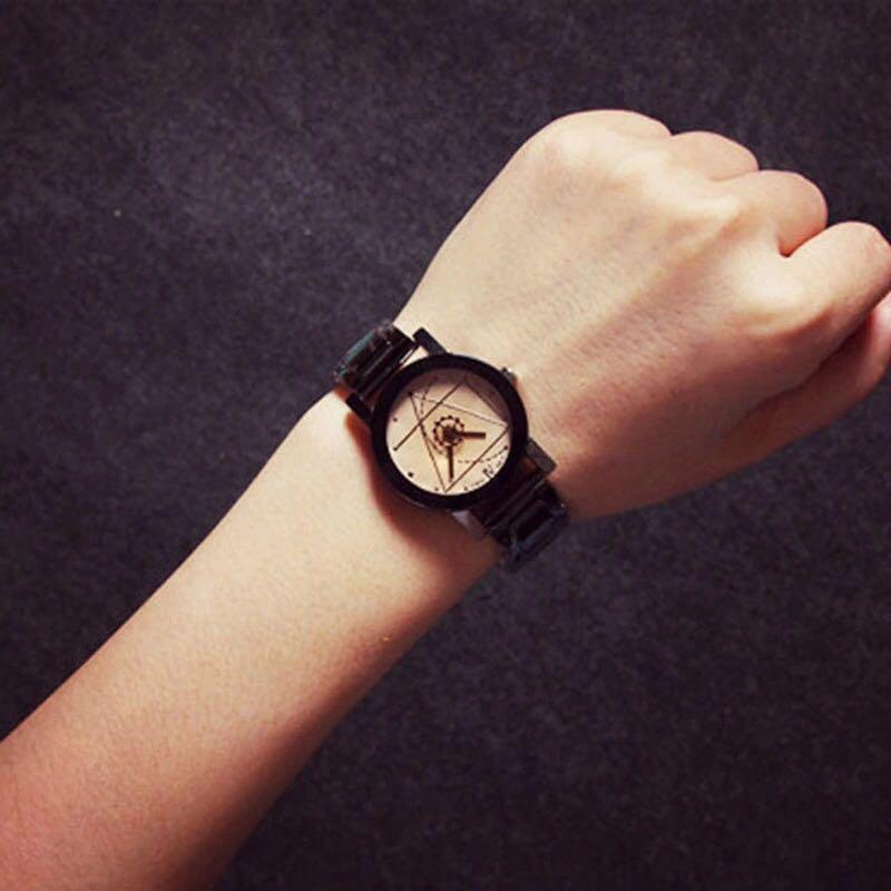 Quartz analog clearance wrist watch