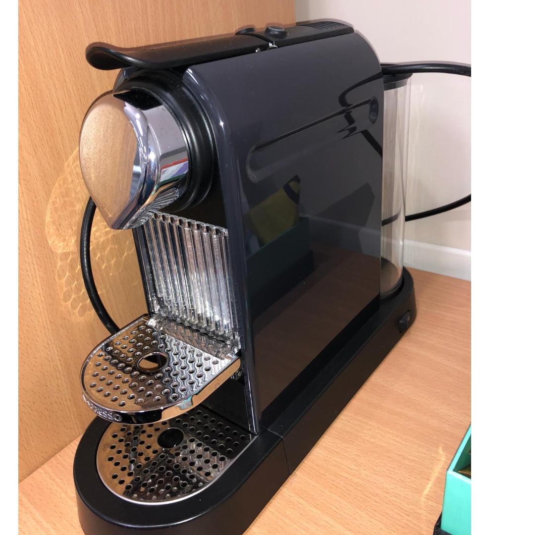 Citiz Nespresso coffee machine almost new with brand new descaling kit