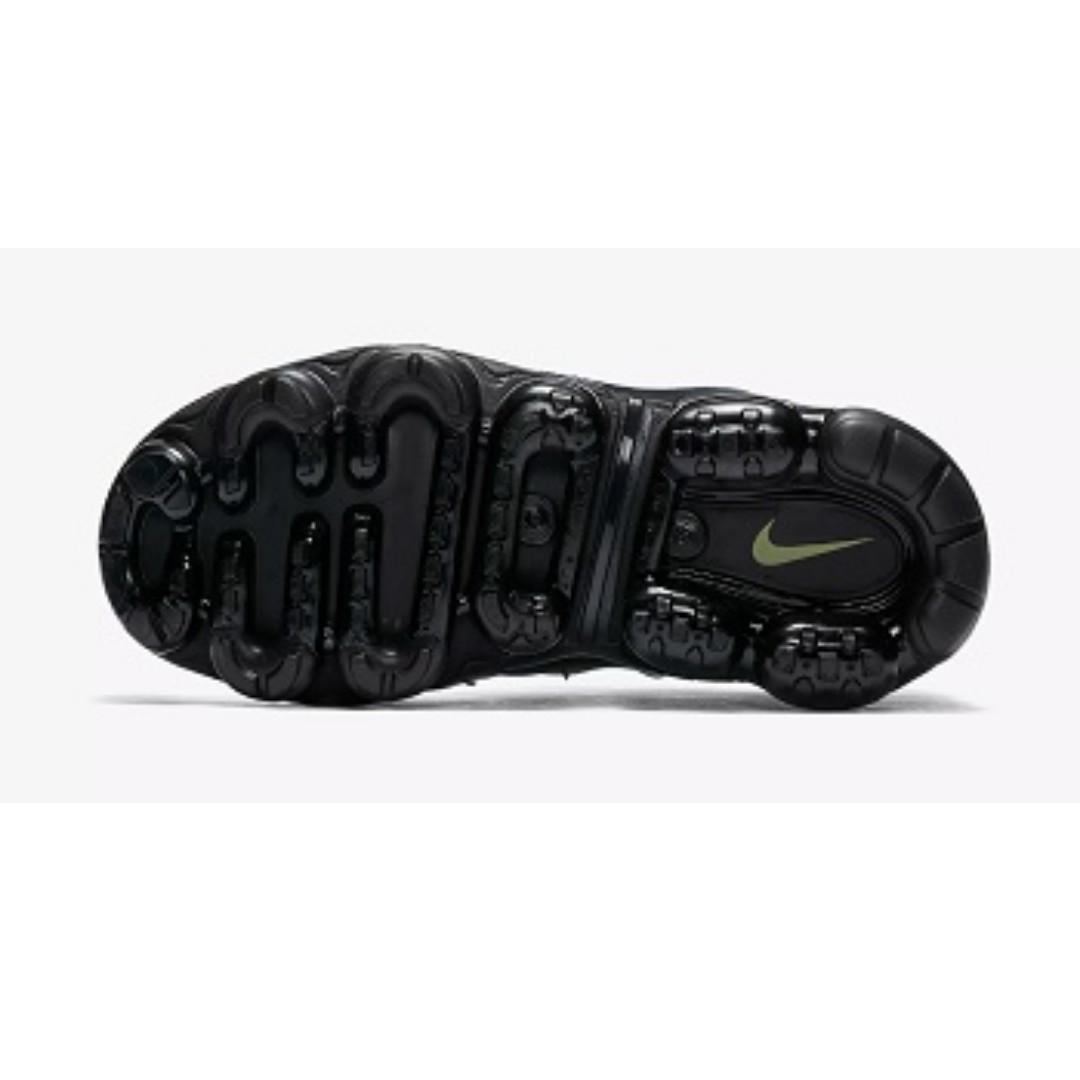 nike vapormax plus black and blue
