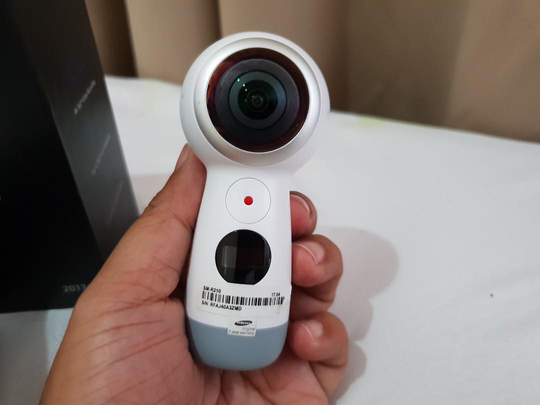 Samsung Gear 360 Camera (Category: Cameras) located in Pasig City. Submitted by gadgetsandlifestyle (Listing ID 176148219, Image 1). Description: Very slightly used Samsung 4K 360 Camera for stills and video. Complete with box and accessories..