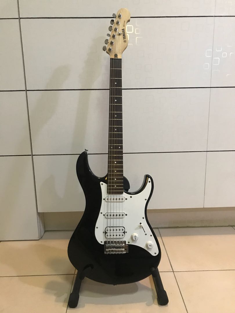 YAMAHA ELECTRIC GUITAR Strat style HSS, Hobbies & Toys, Music & Media