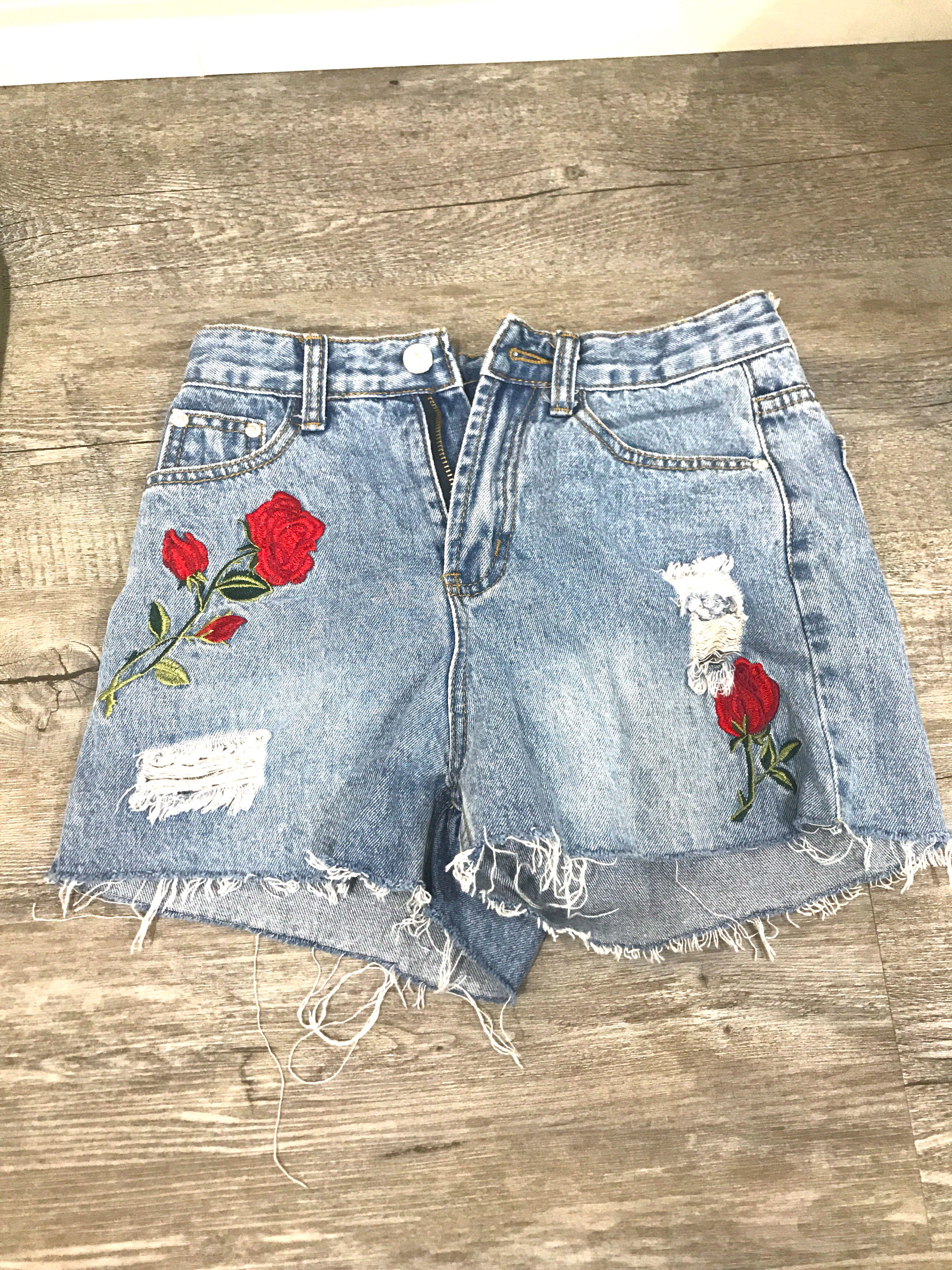 Denim Shorts with embroidered rose 