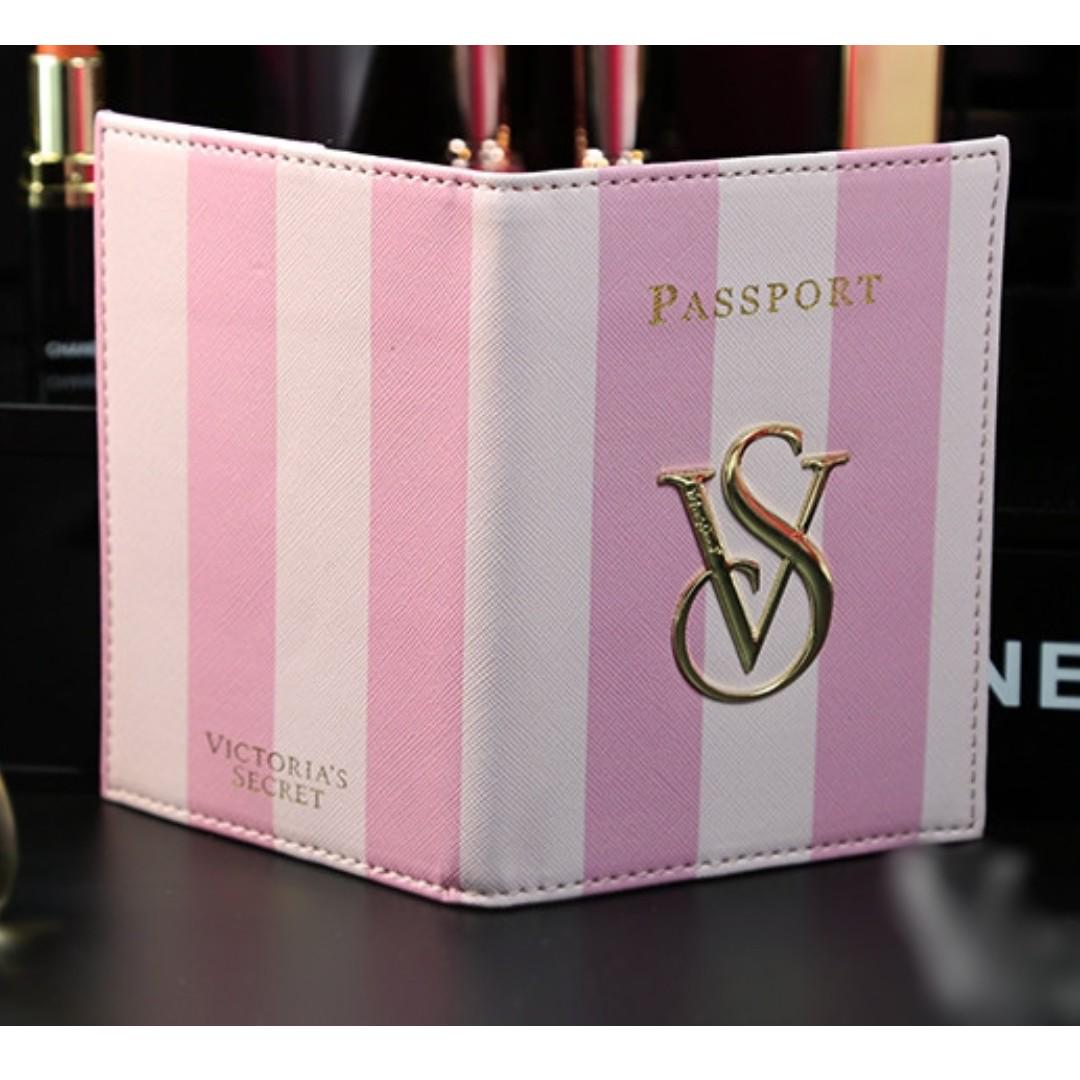 Victoria's Secret obal na cestovní doklady Signature Stripe Passport Case 