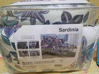 Brand New Victoria Classics Queen Size Comforter
