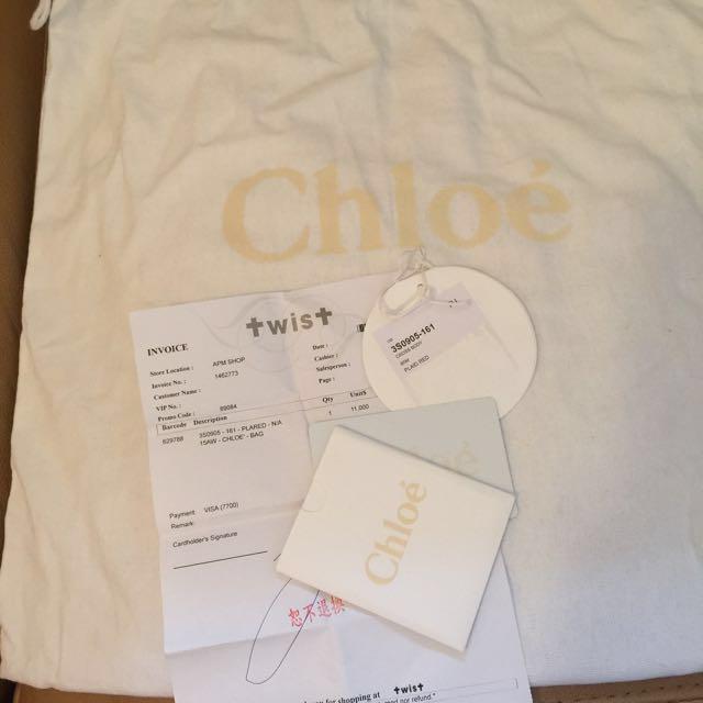 Chloe （分類：手袋及銀包）位於 Hong Kong。 由 emily440100 提交（商品編號 65801239，圖片 3）。簡介： 98%新, 大size, 顏色超靚, 係Chloe長興款, 此size市場難遇, 通常一出就好快就俾人搶購。 100%正品！ 有單據證明, 塵袋及證書、咭全部齊全。 原價 $11,000。