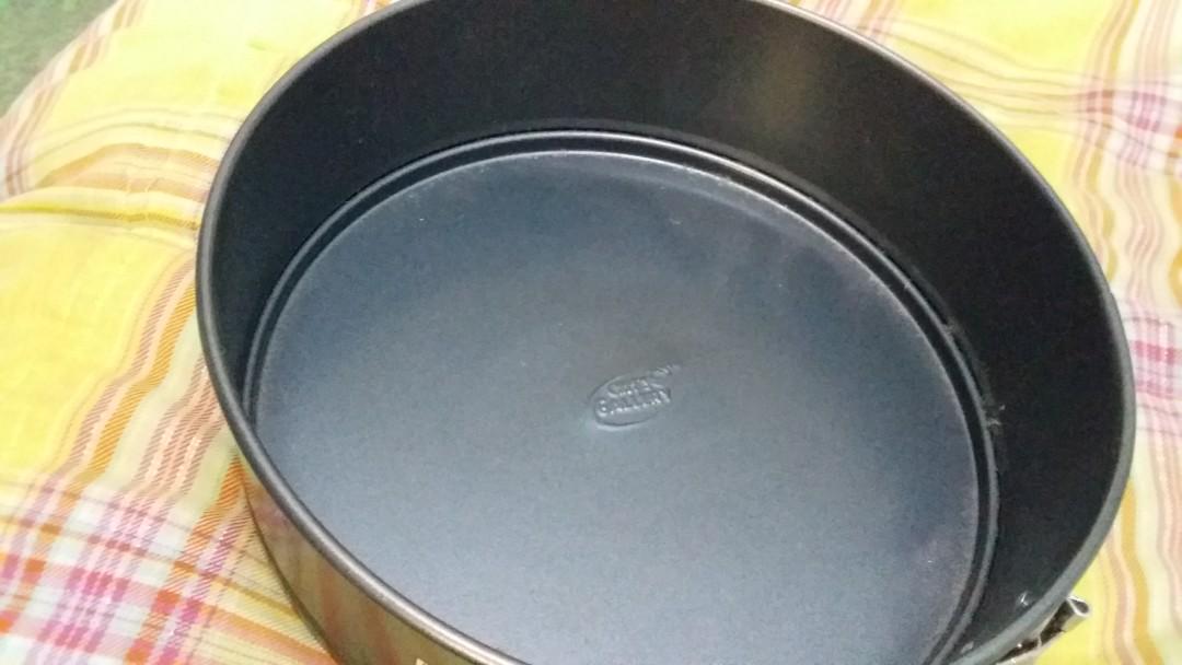 Ilag circular baking dish (Category: Bakeware) located in Antipolo. Submitted by tobisshop.16 (Listing ID 176440825, Image 2). Description: Ilag circular baking dish Can be opened for serving after you baked the cake Bought for P600 at robinsons Used once *Last price posted ** Shipping anywhere ***No meet up. You may schedule a Pick up only in Antipolo Payment first MOP: BDO BPI Cebuana Western Palawan Bitcoin Truemoney Client should shoulder rem