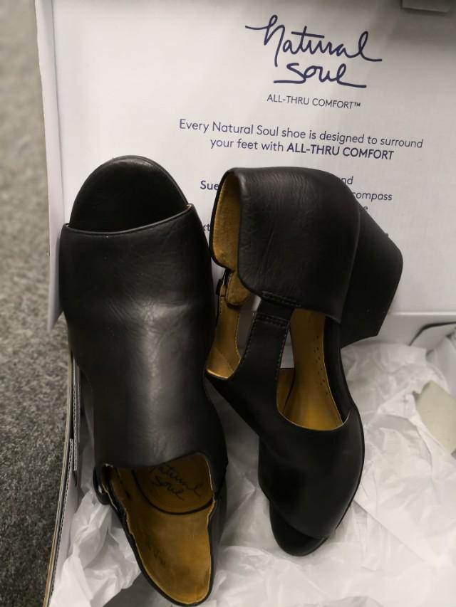 heels for broad feet