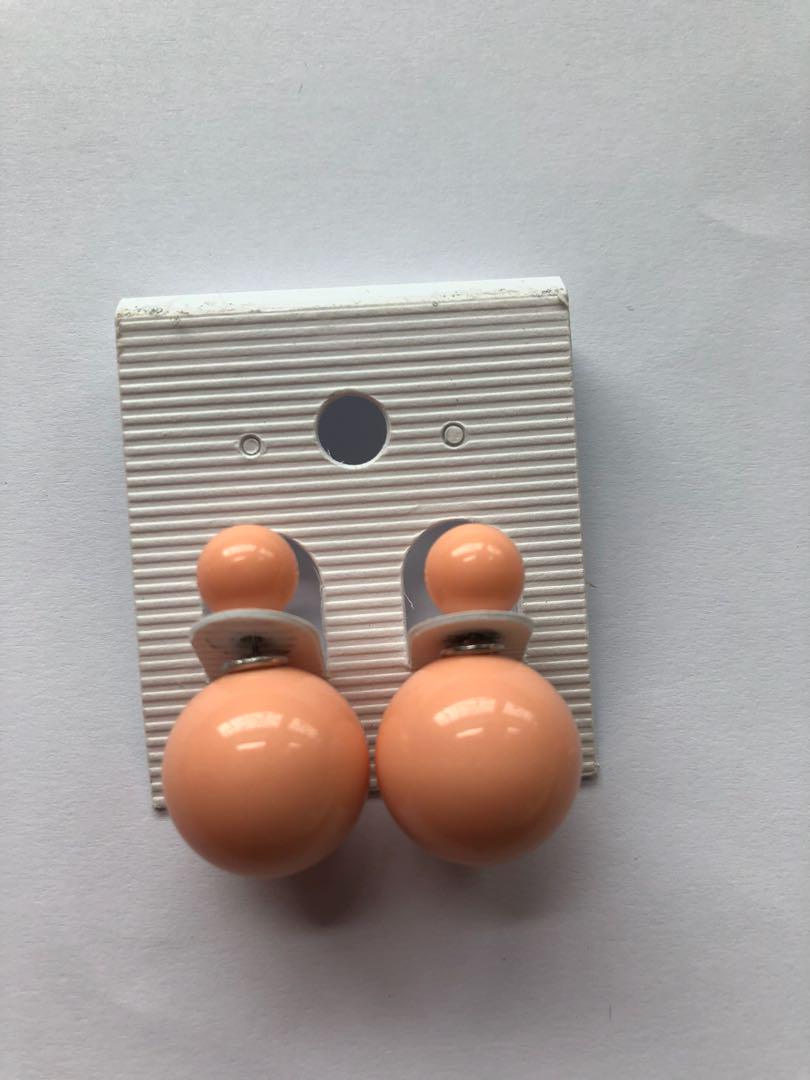Earring (Category: Earrings) located in Singapore. Submitted by feb.13 (Listing ID 176728366, Image 3). Description: Buy 3 and above will b $1 each .