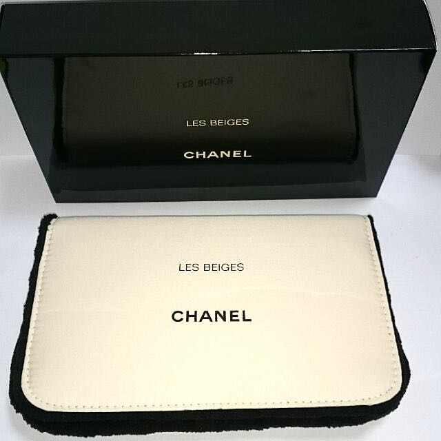 Chanel Les Beiges makeup clutch bag w/mirror, Women's Fashion, Bags &  Wallets, Purses & Pouches on Carousell