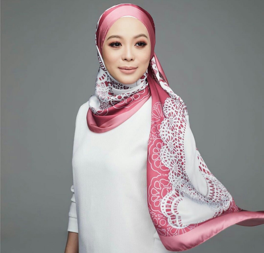 Doily Duckscarves Red Velvet Limited Edition Women S Fashion Muslimah Fashion On Carousell