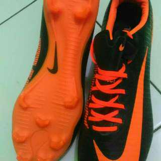 Sepatu bola nike