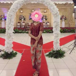 Satu set kebaya lengan pendek maroon