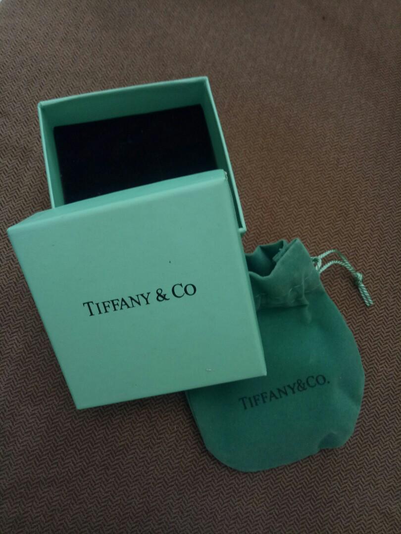 Box Tiffany and Co dengan pouch nya 