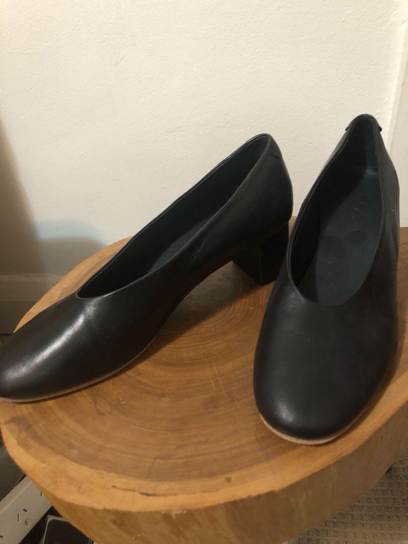 black leather pump shoes
