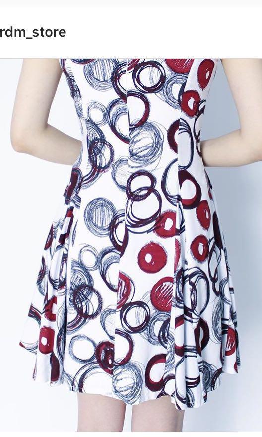 RDM Printed Pattern Dress （分類：連身裙）位於 Hong Kong。 由 cherryberrie 提交（商品編號 177213607，圖片 1）。簡介： 本地品牌RDM🌟 修身飄逸背心裙❤️ 質料舒服，90%新，只着過兩次 Shoulder: 28 Bust: 87 Length: 84 (Size M, but I usually wear S from Zara, so I think this is more a S size dress than M size) 。