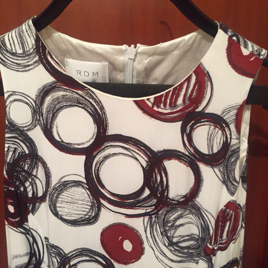 RDM Printed Pattern Dress （分類：連身裙）位於 Hong Kong。 由 cherryberrie 提交（商品編號 177213607，圖片 2）。簡介： 本地品牌RDM🌟 修身飄逸背心裙❤️ 質料舒服，90%新，只着過兩次 Shoulder: 28 Bust: 87 Length: 84 (Size M, but I usually wear S from Zara, so I think this is more a S size dress than M size) 。