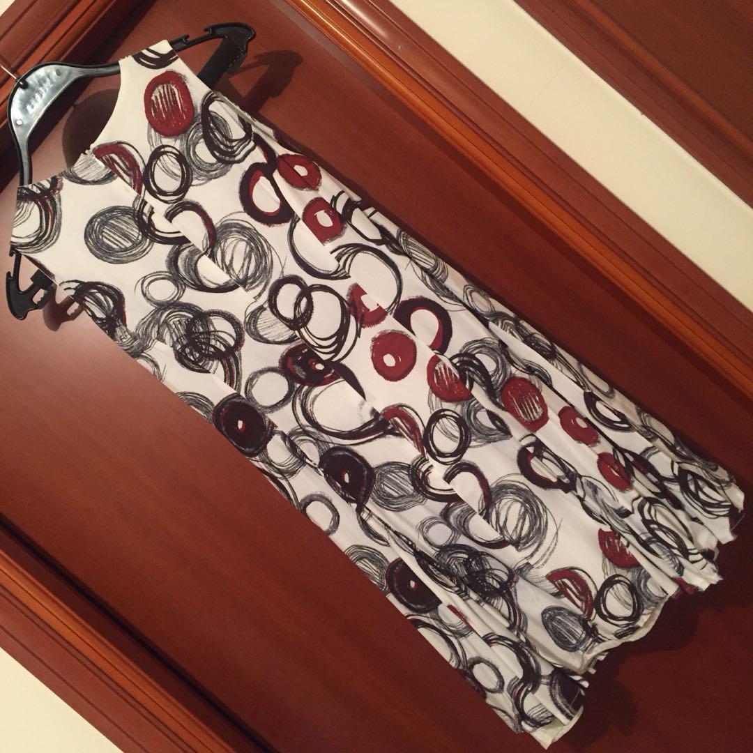 RDM Printed Pattern Dress （分類：連身裙）位於 Hong Kong。 由 cherryberrie 提交（商品編號 177213607，圖片 4）。簡介： 本地品牌RDM🌟 修身飄逸背心裙❤️ 質料舒服，90%新，只着過兩次 Shoulder: 28 Bust: 87 Length: 84 (Size M, but I usually wear S from Zara, so I think this is more a S size dress than M size) 。