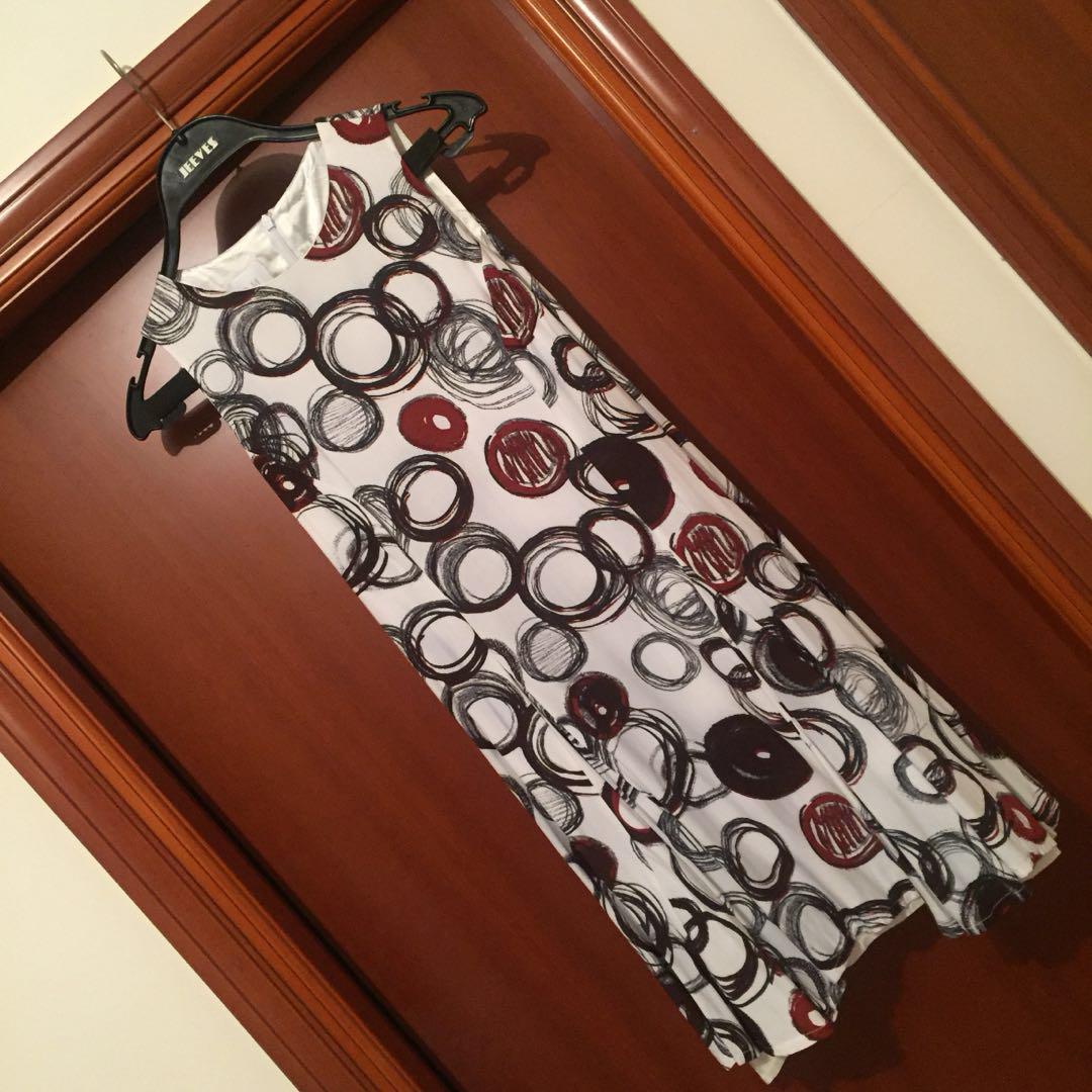 RDM Printed Pattern Dress （分類：連身裙）位於 Hong Kong。 由 cherryberrie 提交（商品編號 177213607，圖片 3）。簡介： 本地品牌RDM🌟 修身飄逸背心裙❤️ 質料舒服，90%新，只着過兩次 Shoulder: 28 Bust: 87 Length: 84 (Size M, but I usually wear S from Zara, so I think this is more a S size dress than M size) 。