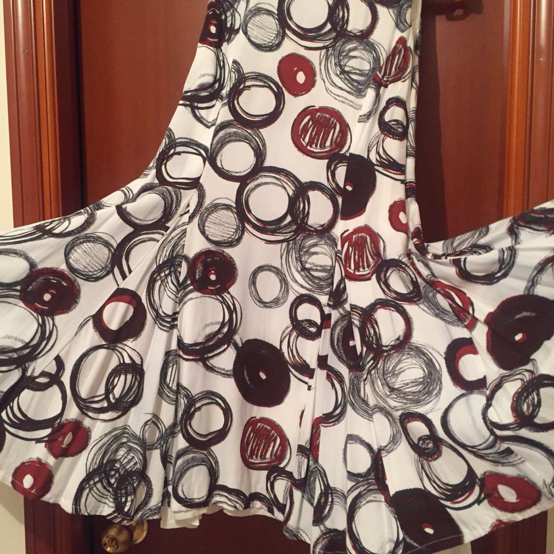RDM Printed Pattern Dress （分類：連身裙）位於 Hong Kong。 由 cherryberrie 提交（商品編號 177213607，圖片 5）。簡介： 本地品牌RDM🌟 修身飄逸背心裙❤️ 質料舒服，90%新，只着過兩次 Shoulder: 28 Bust: 87 Length: 84 (Size M, but I usually wear S from Zara, so I think this is more a S size dress than M size) 。