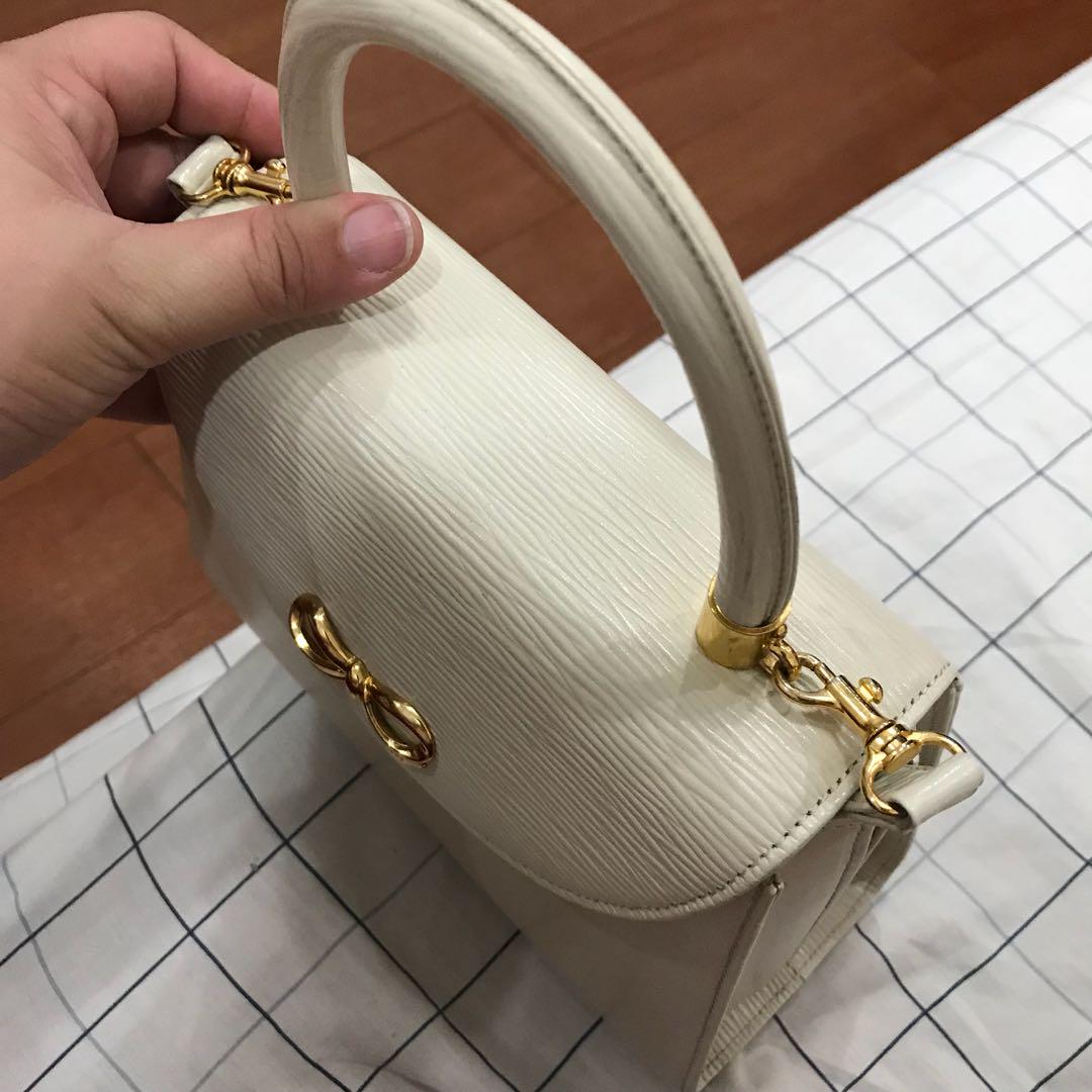 Hanae mori epi top handle bag with detachable strap (Category: Luxury Bags & Wallets) located in Antipolo. Submitted by munstershupper (Listing ID 177254497, Image 2). Description: Bag in excellent vintage condition.