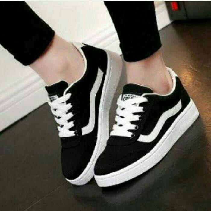 Sepatu Casual Wanita Ada 2 Warna Putih Dan Hitam Fesyen Wanita