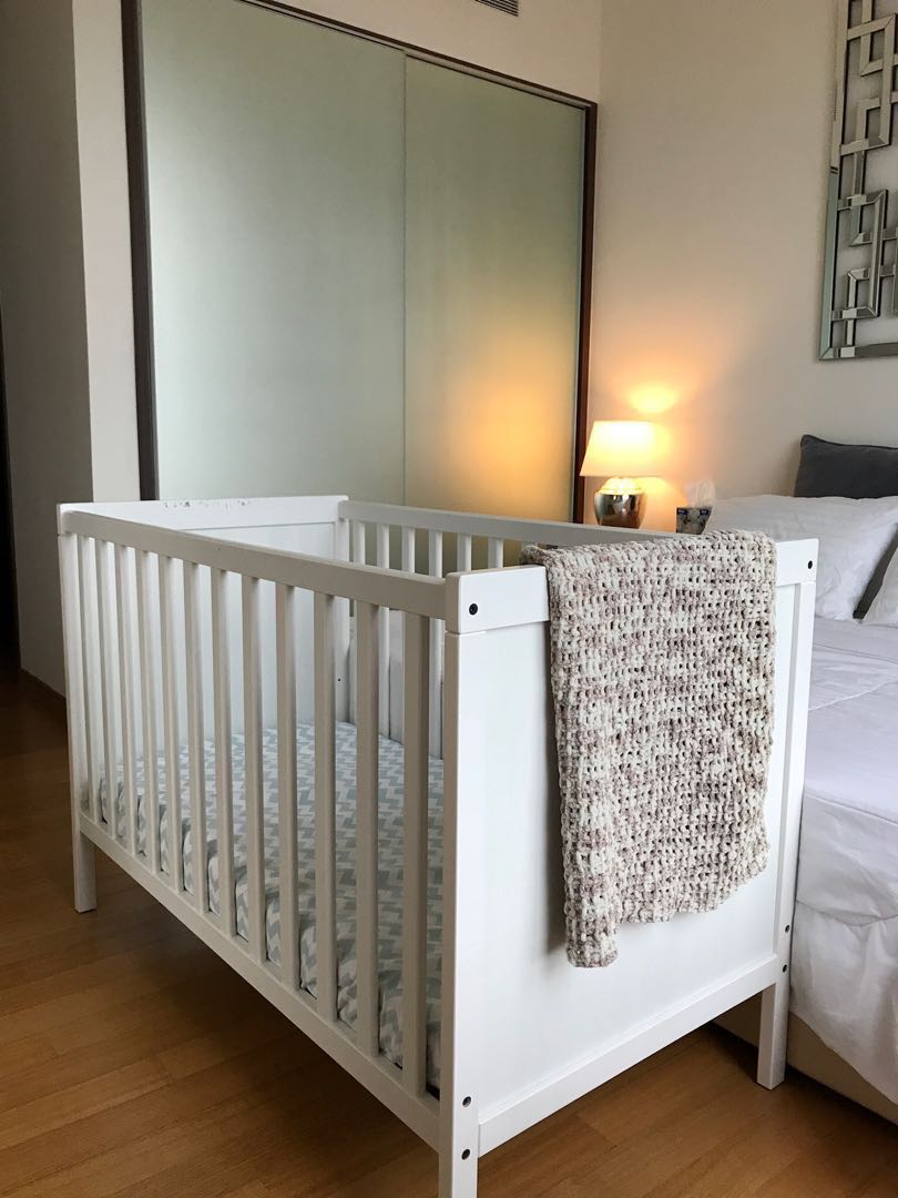 cheap baby crib with changing table