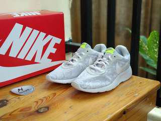 Nike tanjun floral white