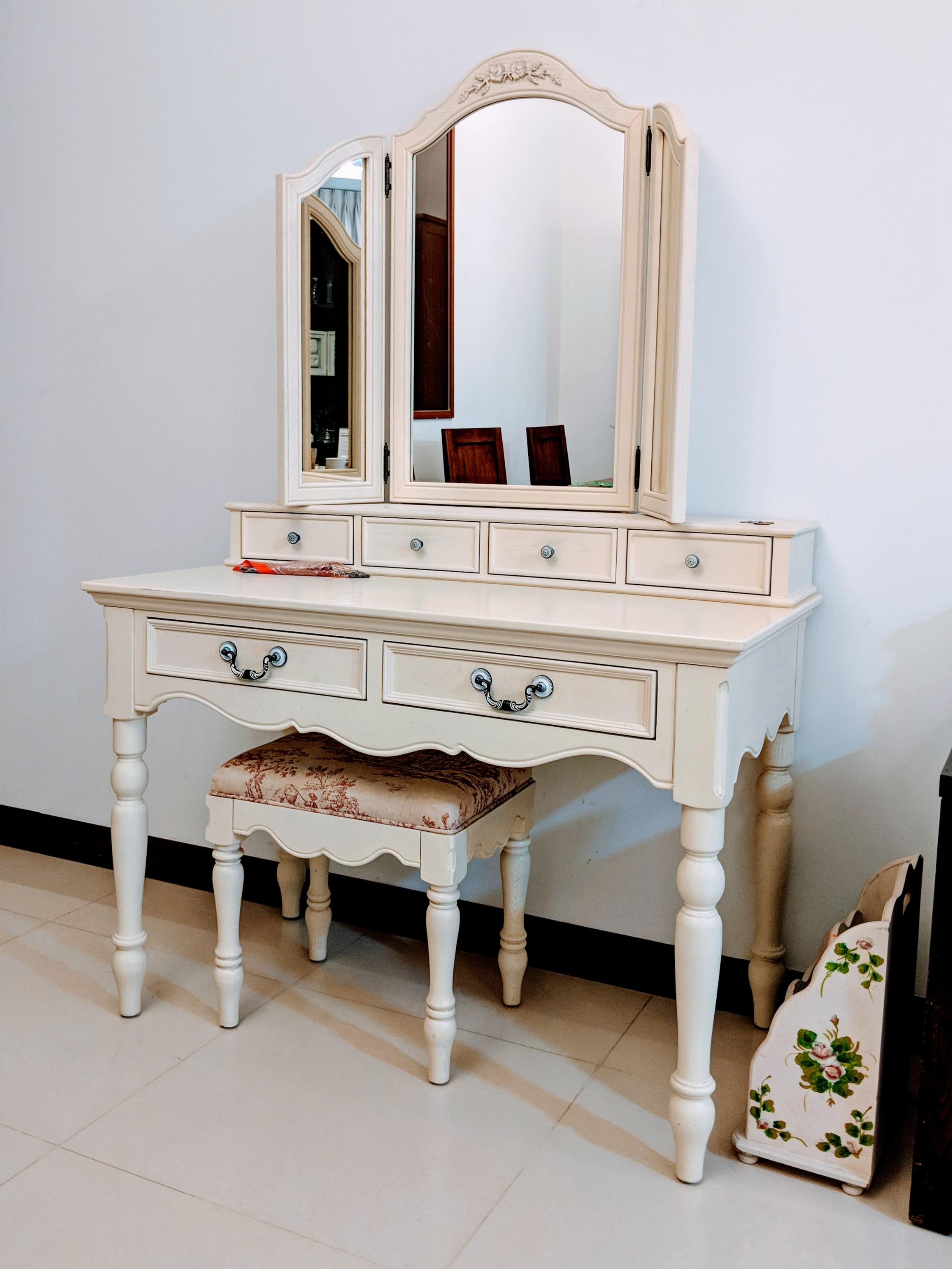 white mirrored dressing table
