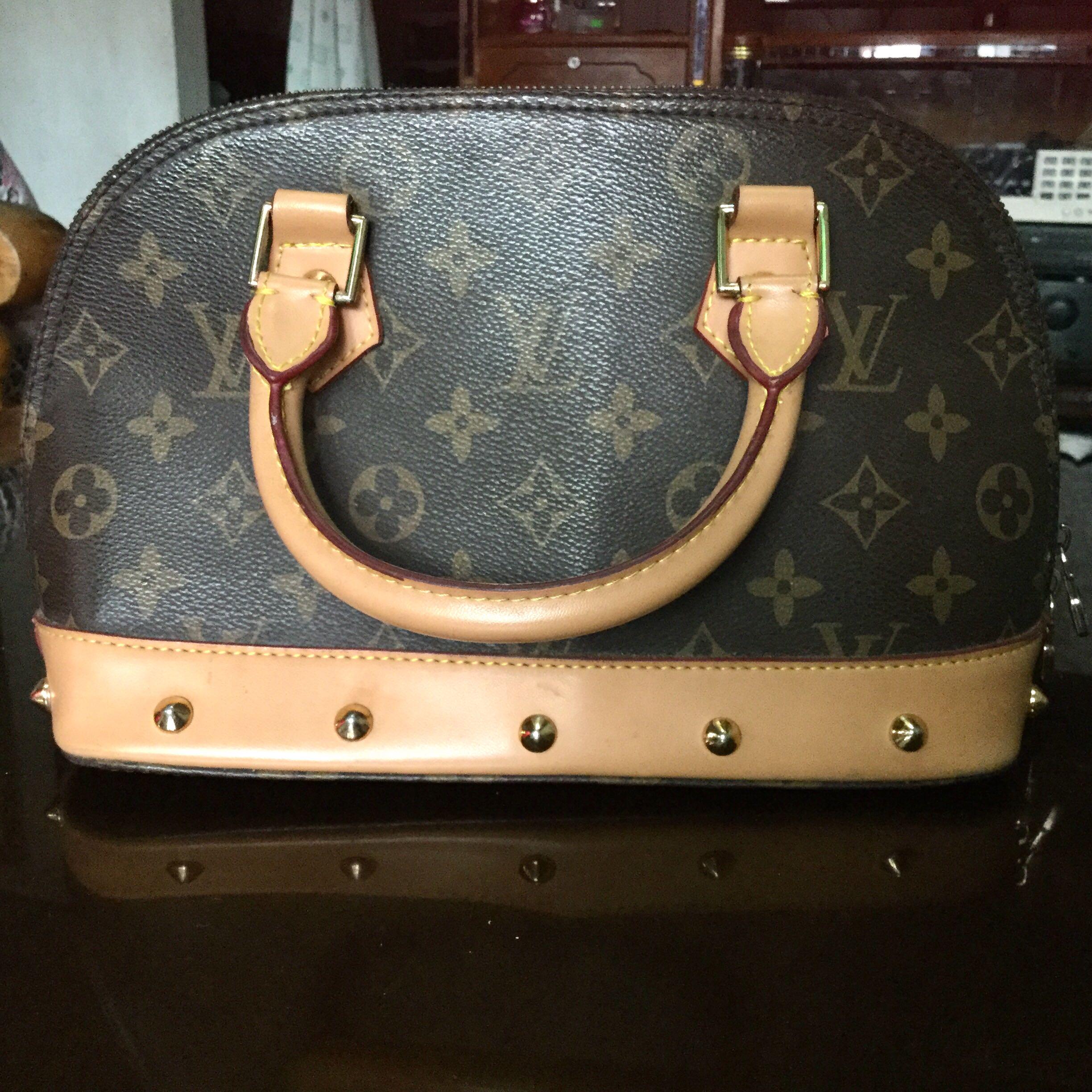 louis vuitton small hand purse
