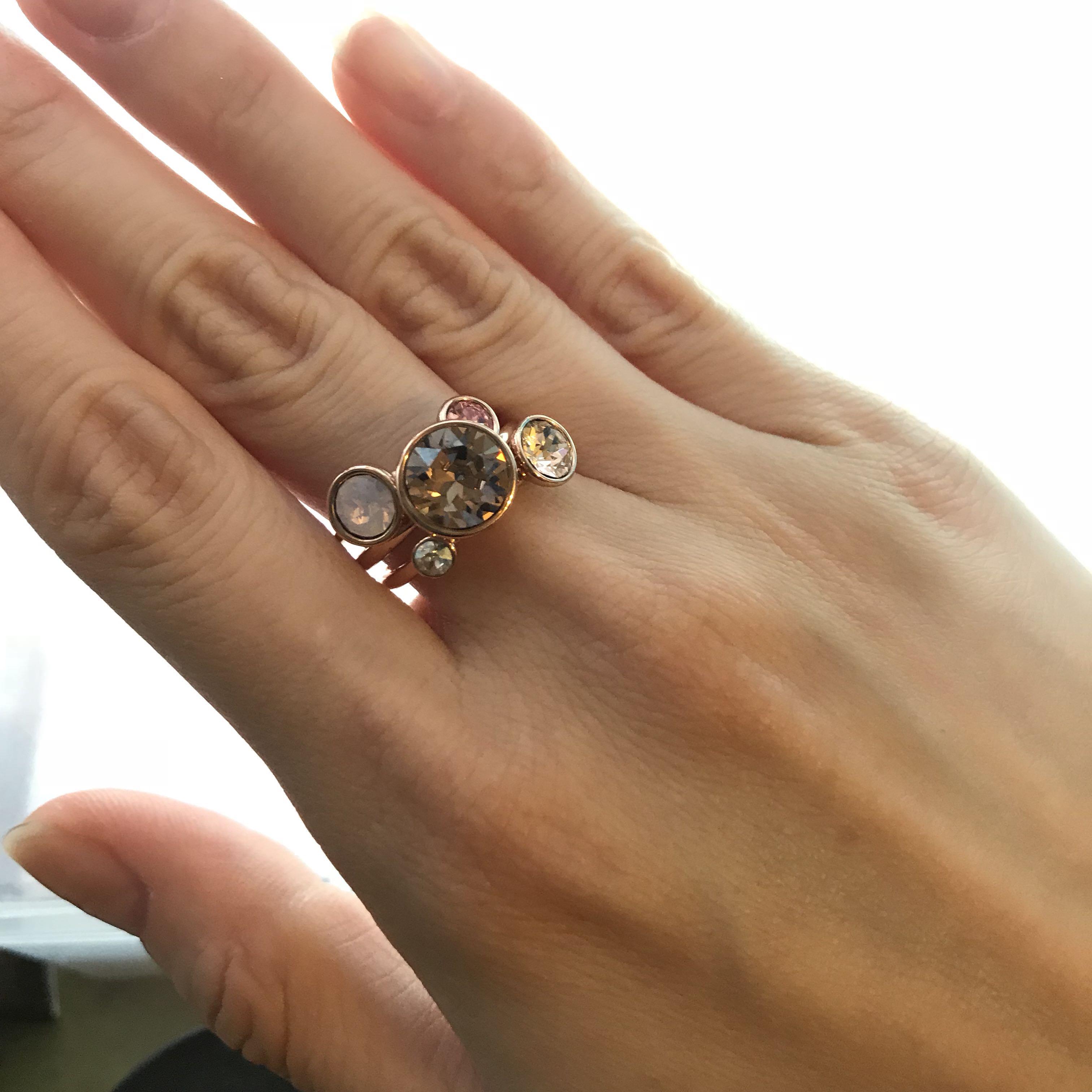 Ted Baker Jackie Stack Ring （分類：飾物及配件）位於 Hong Kong。 由 bird816 提交（商品編號 177531140，圖片 1）。簡介： 🇬🇧Ted Baker 💍Jackie Jewel Stack Ring✨ 🔸3 rings in 1 set 🔸Rose gold/ pink 🔸Swarovski crystals 🔸Used twice; great condition 99% new 🔸With pillow gift box and velvet pouch 🔸Original price $5xx。