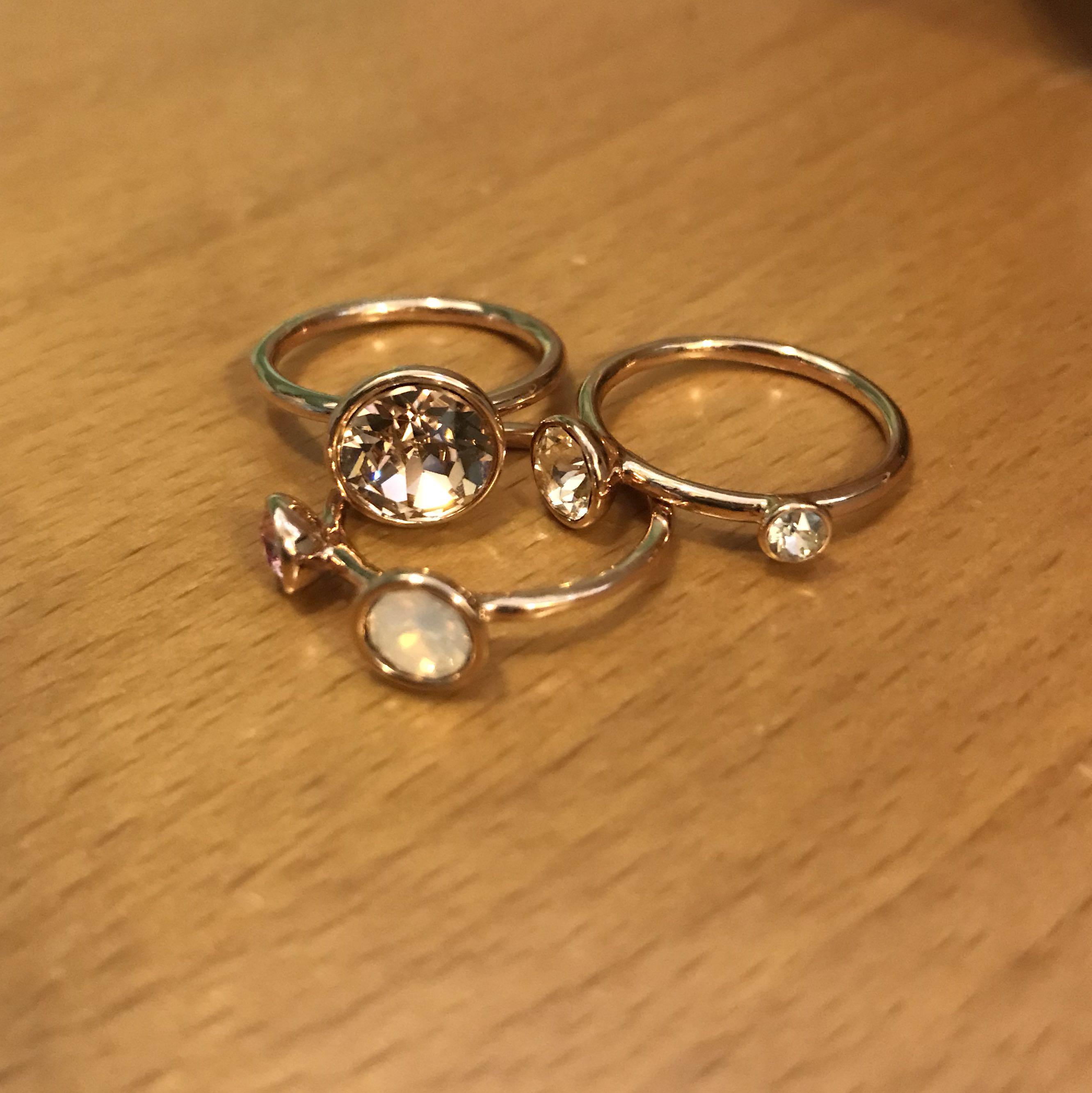 Ted Baker Jackie Stack Ring （分類：飾物及配件）位於 Hong Kong。 由 bird816 提交（商品編號 177531140，圖片 2）。簡介： 🇬🇧Ted Baker 💍Jackie Jewel Stack Ring✨ 🔸3 rings in 1 set 🔸Rose gold/ pink 🔸Swarovski crystals 🔸Used twice; great condition 99% new 🔸With pillow gift box and velvet pouch 🔸Original price $5xx。