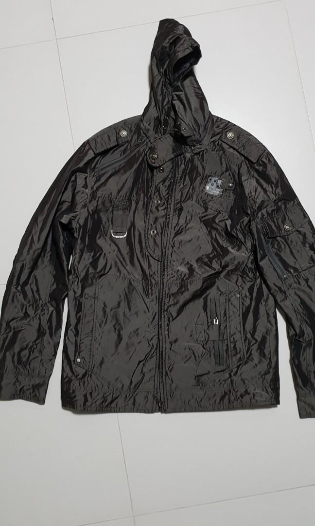 Windproof jacket (Category: Coats, Jackets and Outerwear) located in Singapore. Submitted by joeisk (Listing ID 177572018, Image 2). Description: Windproof jacket. Fashion jacket Water resistant Autumn or Spring jacket Comfortable. Light jacket..